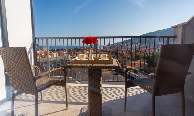 Lazi Hotel | Rooftop Apartments & Rooms