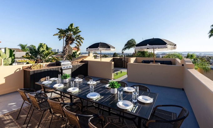 Mission Hills House | Rooftop City/Water Views - Jacuzzi - King Beds - Central Location