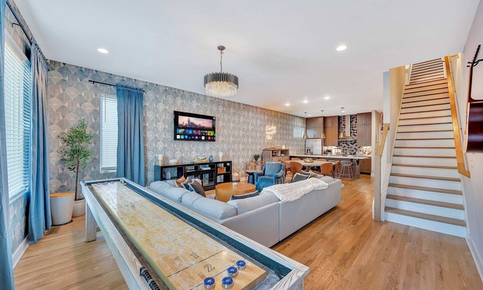 Nashville House | Rooftop Deck Shuffleboard BBQ Near Downtown
