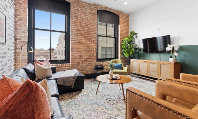 Arts/Warehouse District Hotel | Rooftop Pool | Full Kitch | Game Room | Valet Park | Sleeps 12 | Heated Pool | Gym