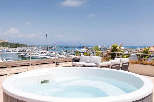 Antibes City Centre Apartment | ROOFTOP -Vue port, 4 pers, climatisé, terrasse, jaccuzi, parking
