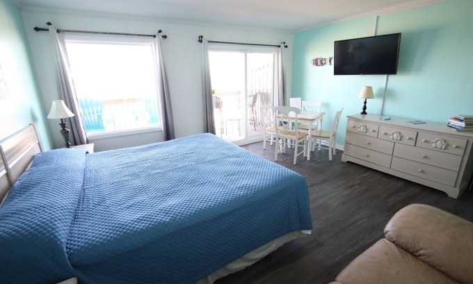 Topsail Beach Hotel | Room #215 Standard 1 King Bed Pets Yes