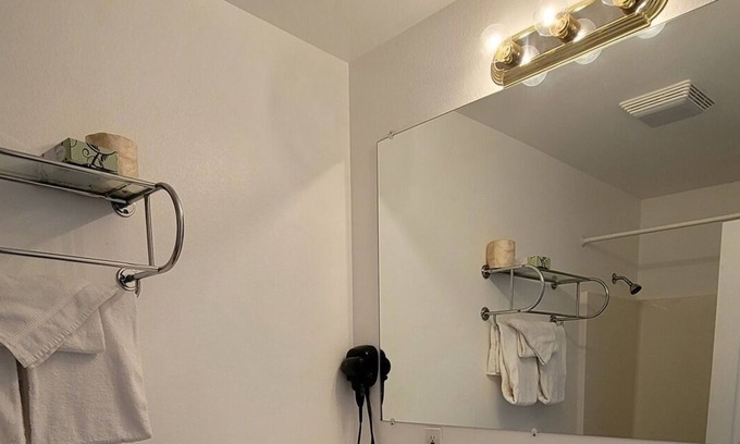 Kernville Cabin | Room 22 Double Queen Studio with Kitchenette
