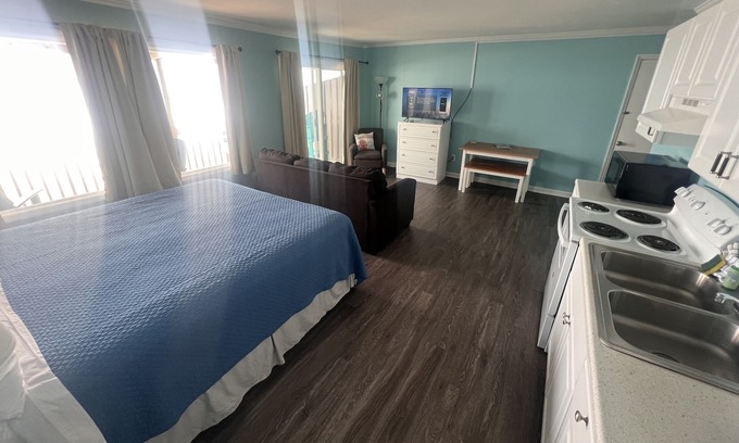 Topsail Beach Hotel | Room #303 Efficiency King w/Kitchen Dog Y