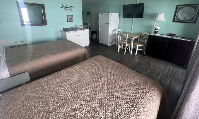 Topsail Beach Hotel | Room #304 Mini Efficiency 2 Double Beds Pets Yes