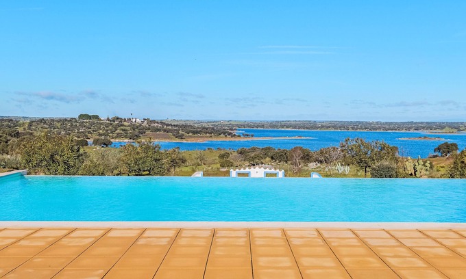 Elvas House | Room 'Águia' with Shared Pool, Wi-Fi and Air Conditioning