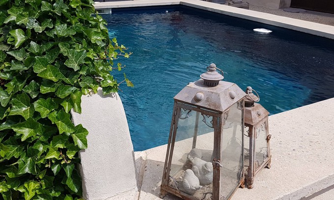 Chateauneuf-de-Gadagne Bed & Breakfast | Room 'Alphonsine' with Shared Pool, Wi-Fi and Air Conditioning