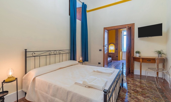Santa Maria di Licodia Apartment | Room 'Civico 46 - Yellow' with Shared Terrace, Wi-Fi and Air Conditioning