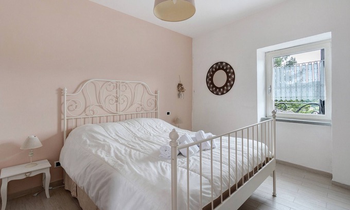 Beverino Apartment | Room 'Corniglia' with Mountain View, Shared Terrace and Air Conditioning