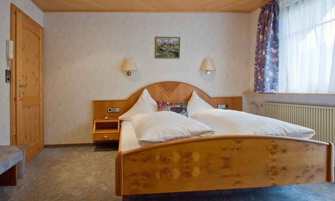 Bad Rippoldsau-Schapbach Apartment | Room 'Doppelzimmer' with Shared Garden, Balcony and Wi-Fi