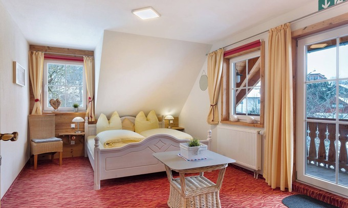 Sankt Georgen im Schwarzwald Apartment | Room 'Doppelzimmer Mit Balkon 28' with Shared Garden, Balcony and Wi-Fi
