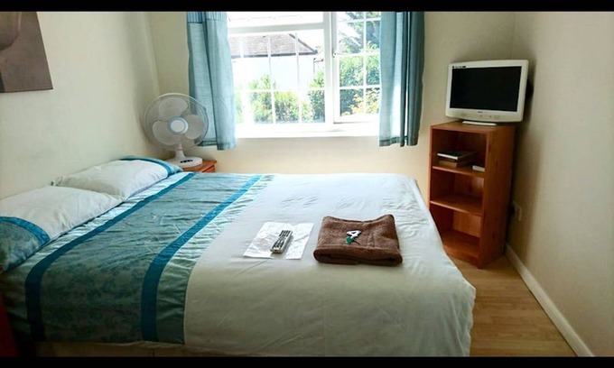 Harlington House | Room-double With Shared Bathroom Sleeps
