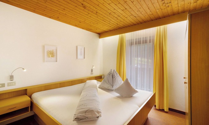 Valle Aurina Apartment | Room 'Ederhof 7' with Mountain View, Shared Terrace and Wi-Fi
