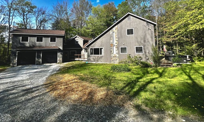Stratton and Bromley Ski Areas House | Room for everyone, includes a bonus room!