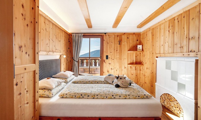Villandro Apartment | Room 'Grün' with Shared Terrace, Shared Garden and Wi-Fi