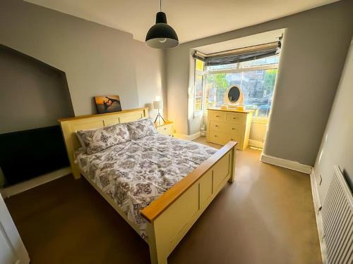 Surbiton Apartment | Room in a house share - Kingsized room 25 min away from Central London