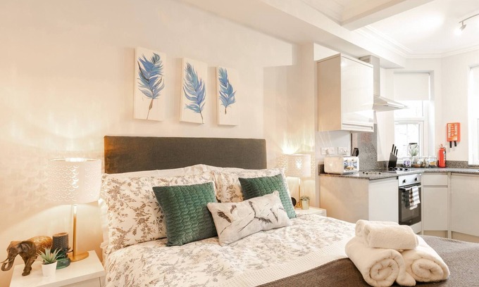 Reading Apartment | Room in Apartment - 12 Helena Luxury Serviced Apartment