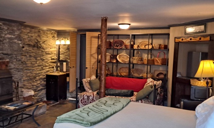 Harpers Ferry House | Room In Central Historic Downtown - Friendship