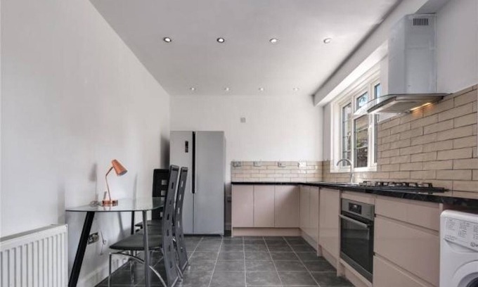 Tower Hamlets House | Room in Guest Room - Limehouse Townhomes Modern Spacious Serviced En-suite Room