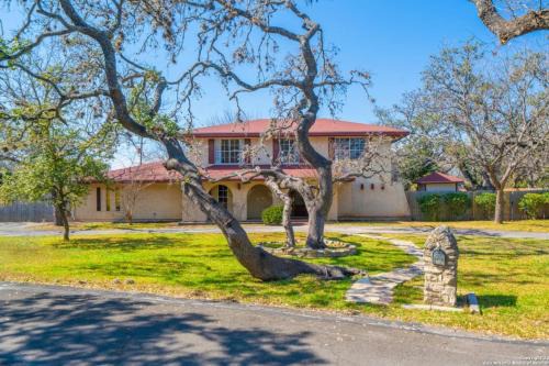Leon Valley House | Room in Shared Mansion home Near Methodist Hospital