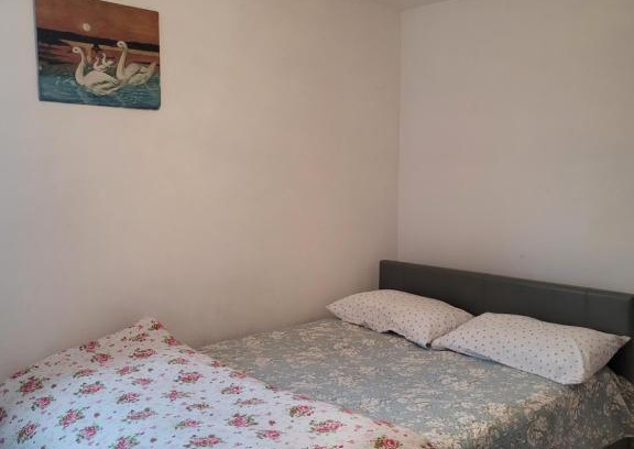 London Borough of Hounslow House | Room near Heathrow Airport