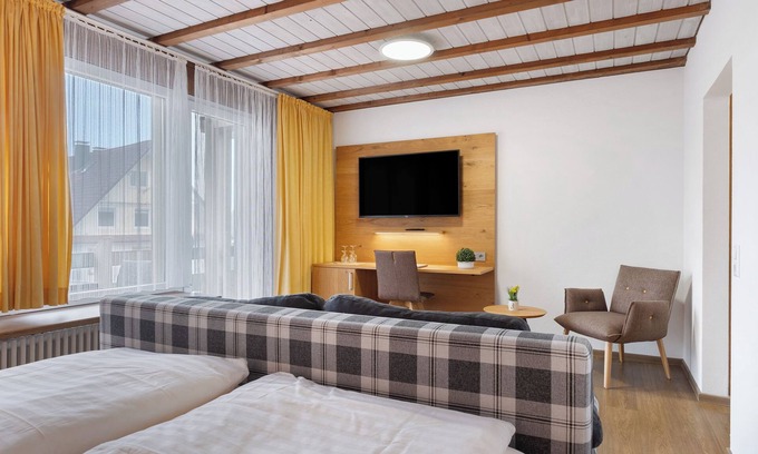 Uehlingen-Birkendorf Apartment | Room 'Nr 3' with Balcony and Wi-Fi
