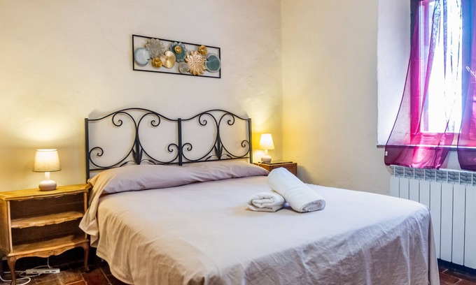 Gavorrano Apartment | Room 'Oliva' with Shared Garden and Wi-Fi