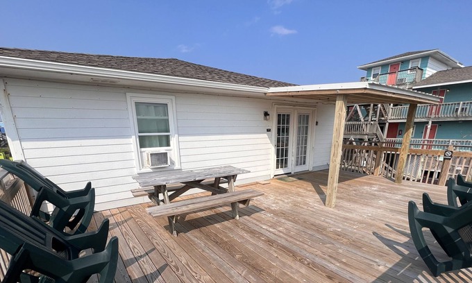 Topsail Beach Hotel | Room #SAPT Efficiency King w/Kitchen Dog Y