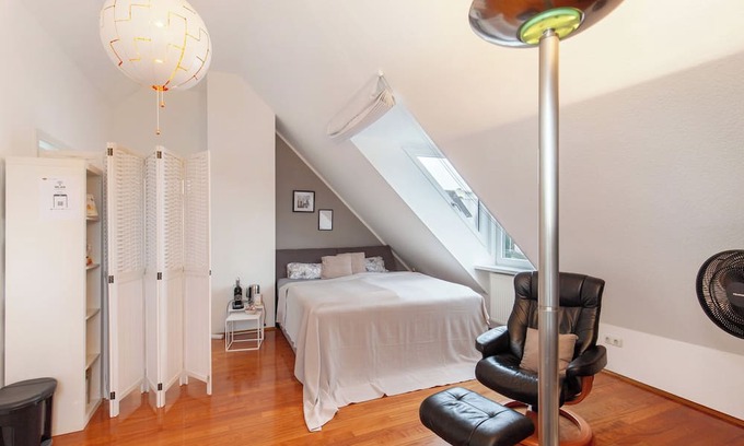 Bad Soden am Taunus House | Room 'Taunus-Zimmer Skyline-Blick' with Wi-Fi