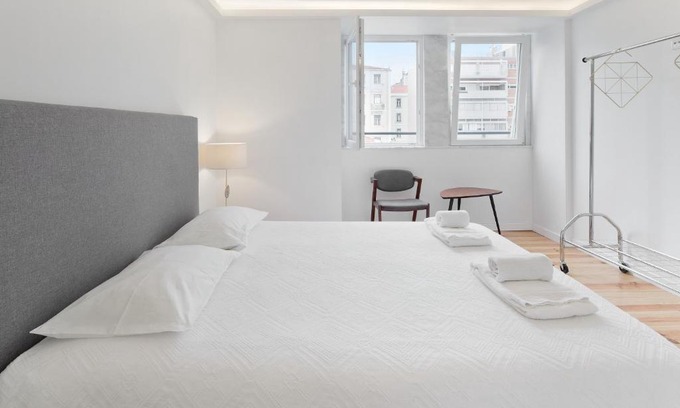 Santo Amaro House | Room With Private Bathroom -Alcantara