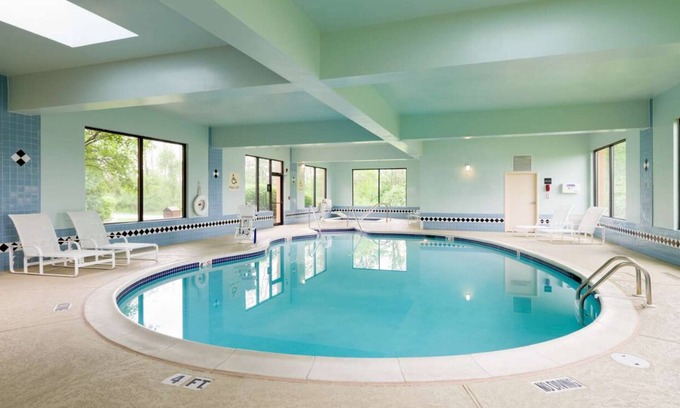 Carlisle Hotel | Room with Whirlpool & Free Breakfast – Just Minutes from Carlisle Army Barracks