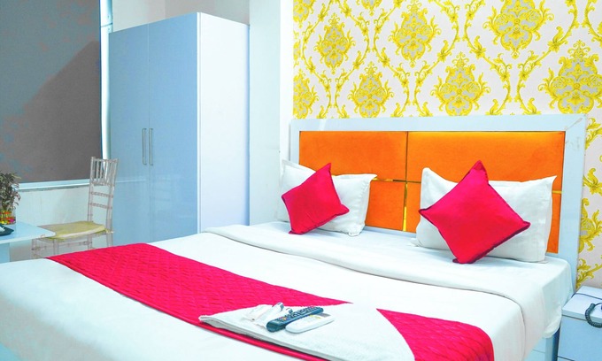 Indirapuram Hotel | Roomshala 115 Satguru Residency