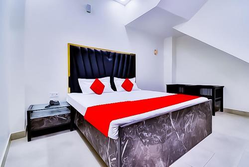 Kirti Nagar Hotel | Roomshala 152 Hotel Sukoon- Near Ramesh Nagar Metro Station