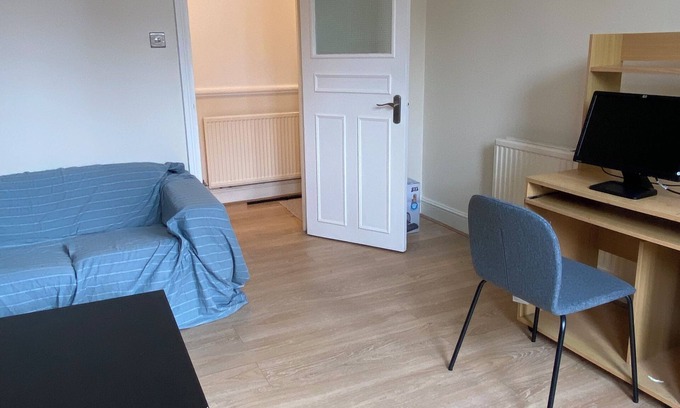 Gospel Oak Apartment | Roomy 3BD by Hampstead Heath!