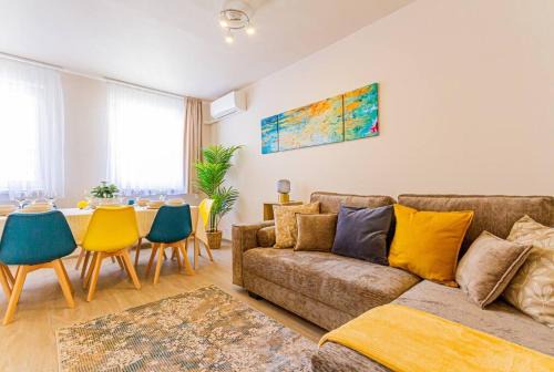 Ferencvaros Apartment | Roomy apartment 80sqm at city center FREE PARKING space, AC & balcony, Separate AC in all four rooms