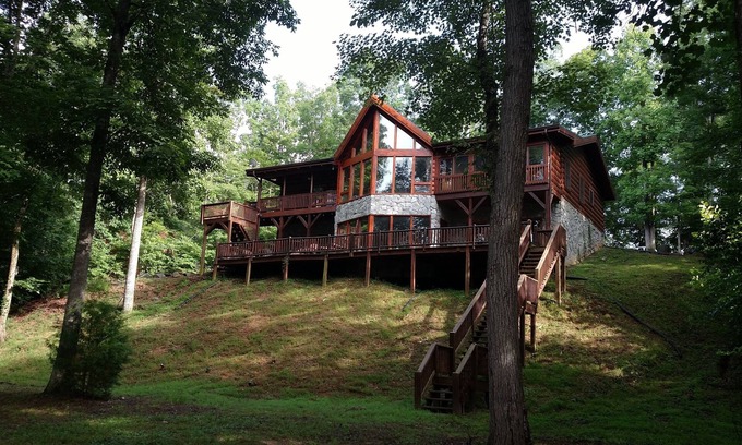 Rutherfordton Apartment | Roomy entire private lower level of log cabin on Green River, 6 min to TIEC.