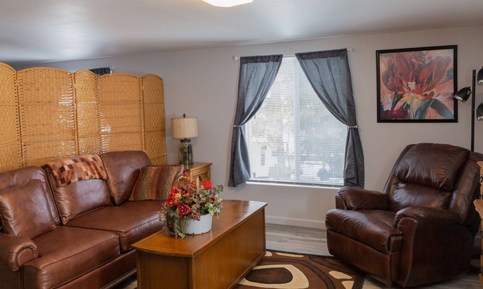 Elizabeth House | Roomy Private Cozy Loft