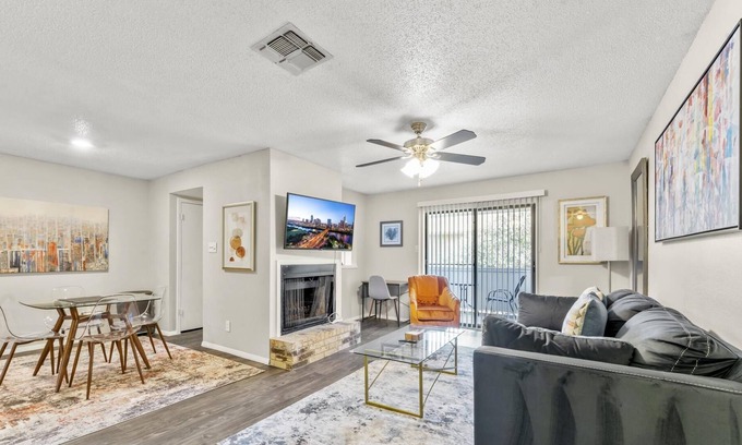 South Lamar Apartment | Roomy Sola 1BR King Suite Close to DT w Pool