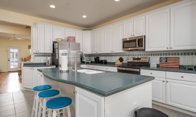 Sunset Island House | Roomy Townhouse, close to the POOLS, 6 Beach Chairs, FREE Linen & Towel Package!