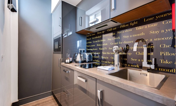 Chester Apartment | Roomzzz Chester City