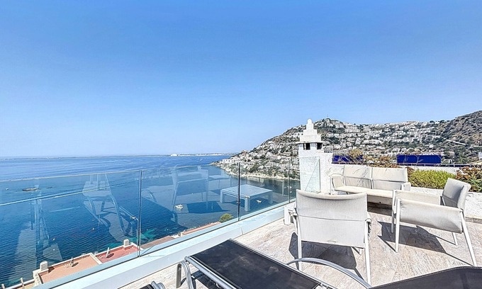 Almadraba-Canyelles Ski Chalet | ROSALES – Casa vistas al mar y piscina comunitari