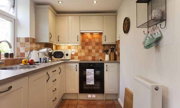 Burnham Thorpe Cottage | Rose Cottage - a self catering cottage that sleeps 4 guests in 2 bedrooms