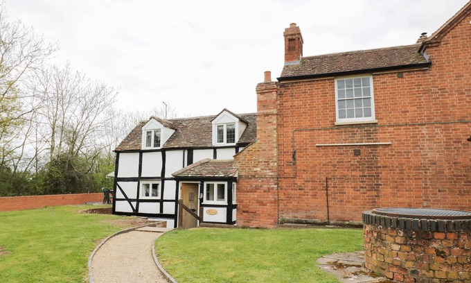 Upton upon Severn Cottage | ROSE COTTAGE, family friendly, with a garden in Upton Upon Severn