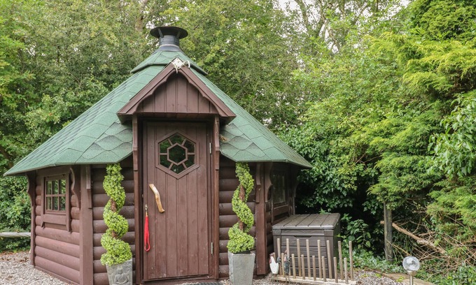 Belper Cottage | ROSE COTTAGE, luxury holiday cottage, with open fire in Belper