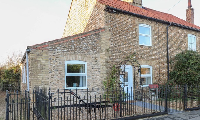Stoke Ferry Cottage | ROSE COTTAGE, pet friendly, country holiday cottage in Downham Market