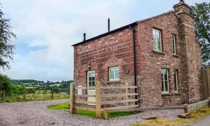 Monmouth Cottage | ROSE COTTAGE, pet friendly, character holiday cottage in Welsh Newton