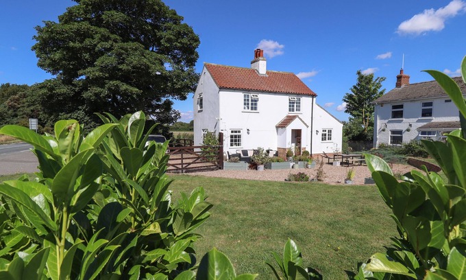 Louth Cottage | ROSE COTTAGE, pet friendly, character holiday cottage in Louth