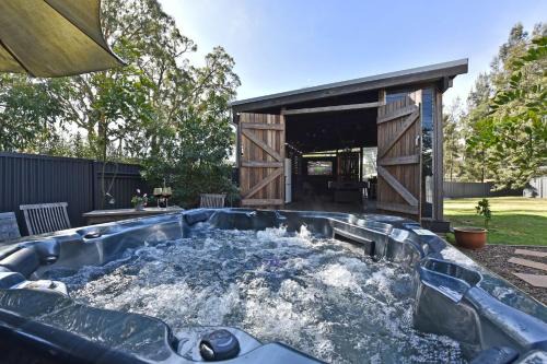 Broke House | Rose Cottage Studio Romantic or Solo Getaway. Spa, Games Room