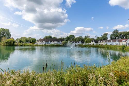 South Cerney House | Rose Lake View, 3 Bed Luxury Cotswolds Lake House, South Cerney, Cirencester