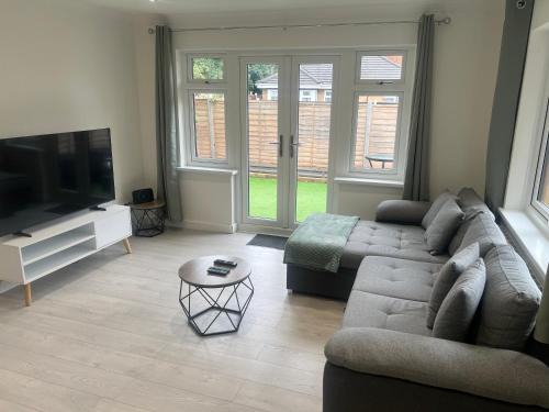 Edmonton Apartment | Rose Mews, Newly Refurbed Modern Interior with Garden